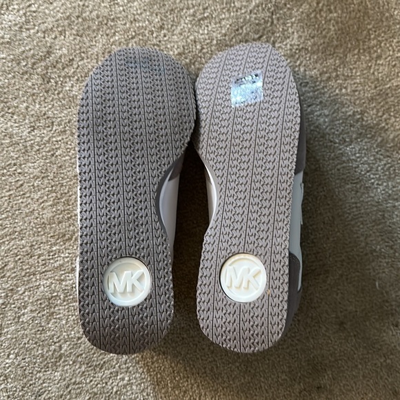 Women’s Michael Kors Size 7.5 - Picture 4 of 6
